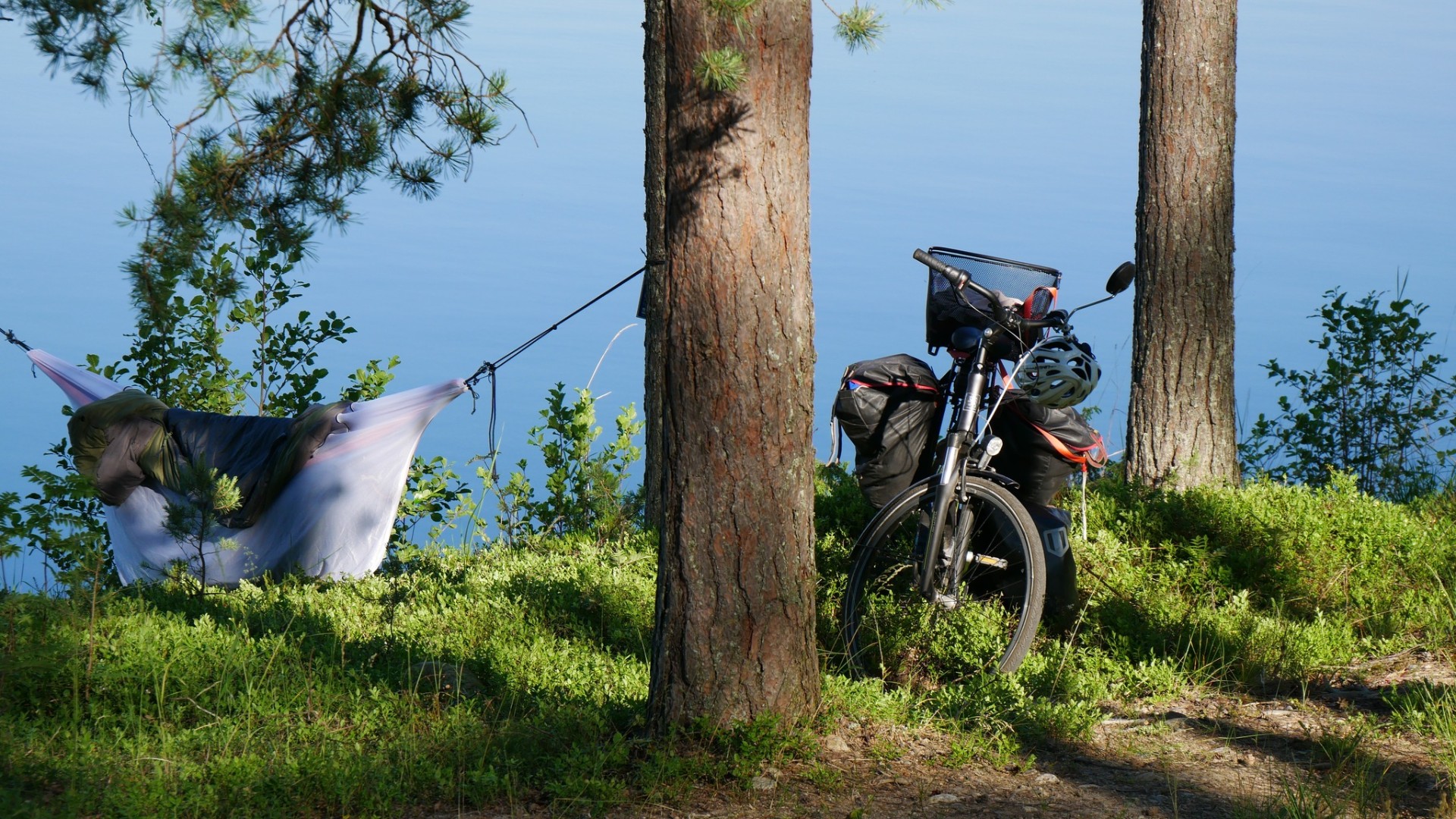Pyörä ja riippukeinu leirintäalueella